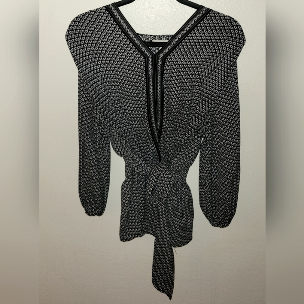 Max Studio Long Sleeve Black and White Front Tie V-Neck Blouse Size M